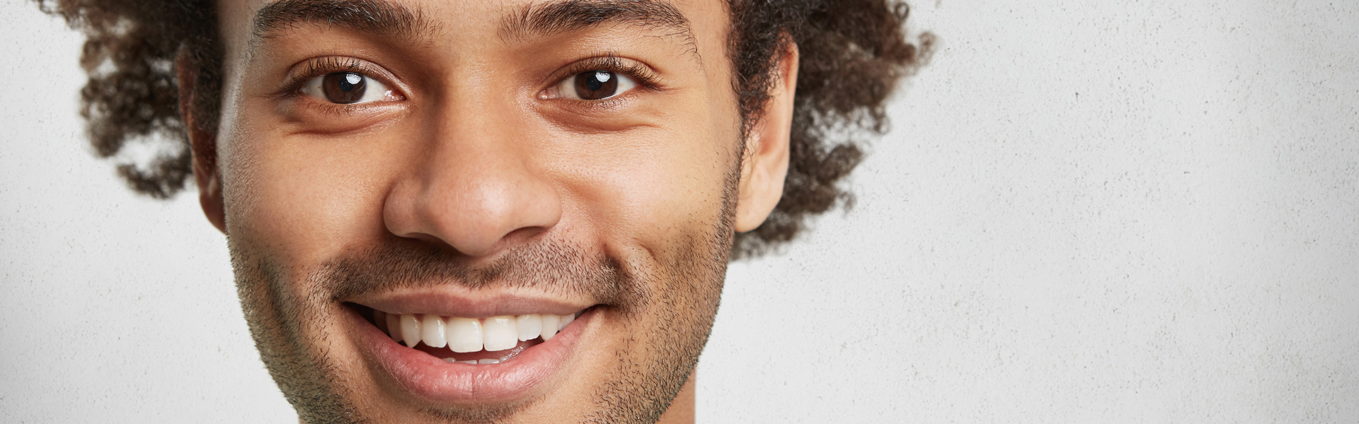 Lächelnder junger Mann